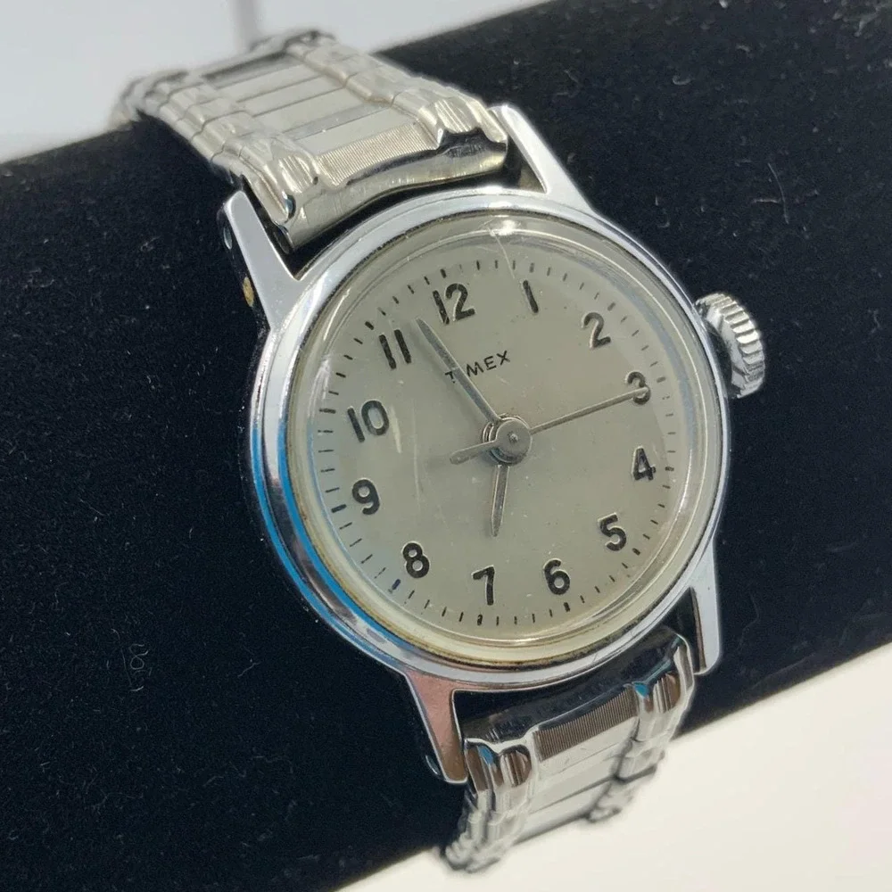 Vintage Timex Manual Wind Stainless Steel‎ Silver Cream Small Wristwatch